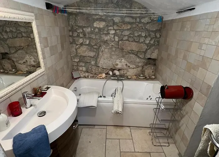 Maison De 6 Pieces Au Coeur Du Village D'eze *